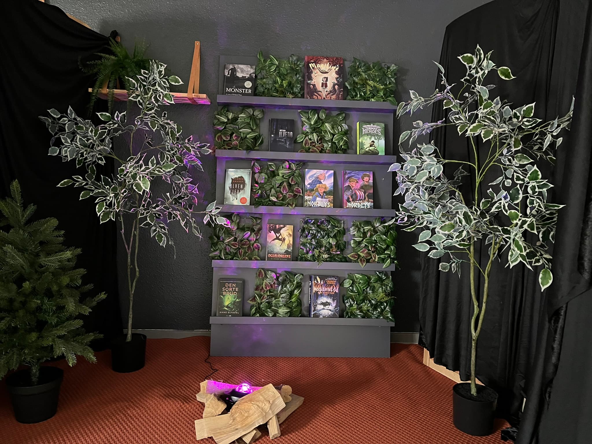 Udstilling med kulisse, der var mørk og med blade og stjernelys